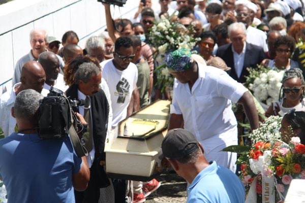 Corpo de Mãe Bernadete é sepultado na Quinta dos Lázaros