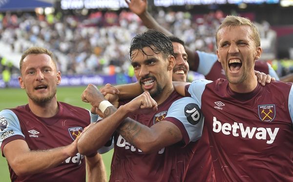 Paquetá comemora gol pelo West Ham sobre o Chelsea