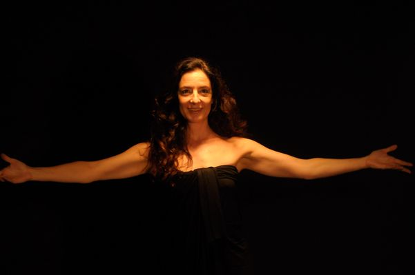 A atriz Clarice Niskier na premiada peça A Alma Imoral