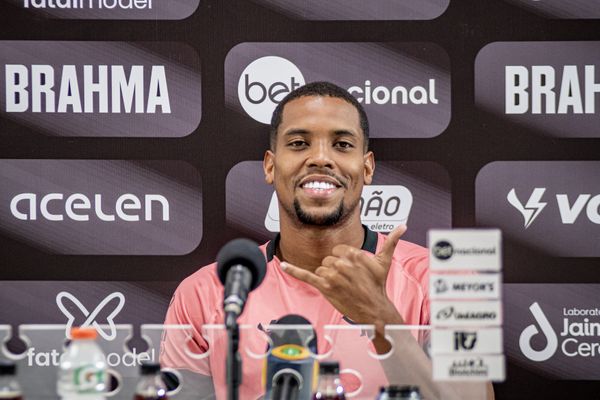 Iury Castilho com a camisa do Vitória por VICTOR FERREIRA / ECV