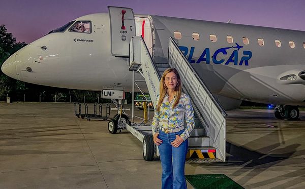 Leila Pereira e seu avião, utilizado pelo Palmeiras