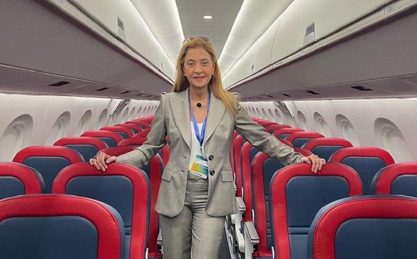 Leila Pereira, presidente do Palmeiras, no avião que comprou