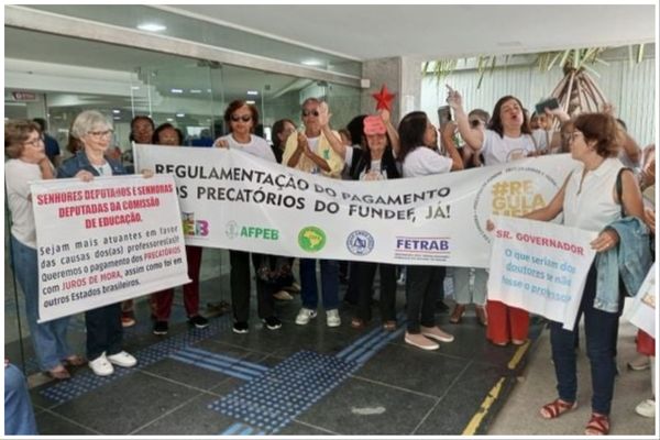 Professores durante protesto na Alba