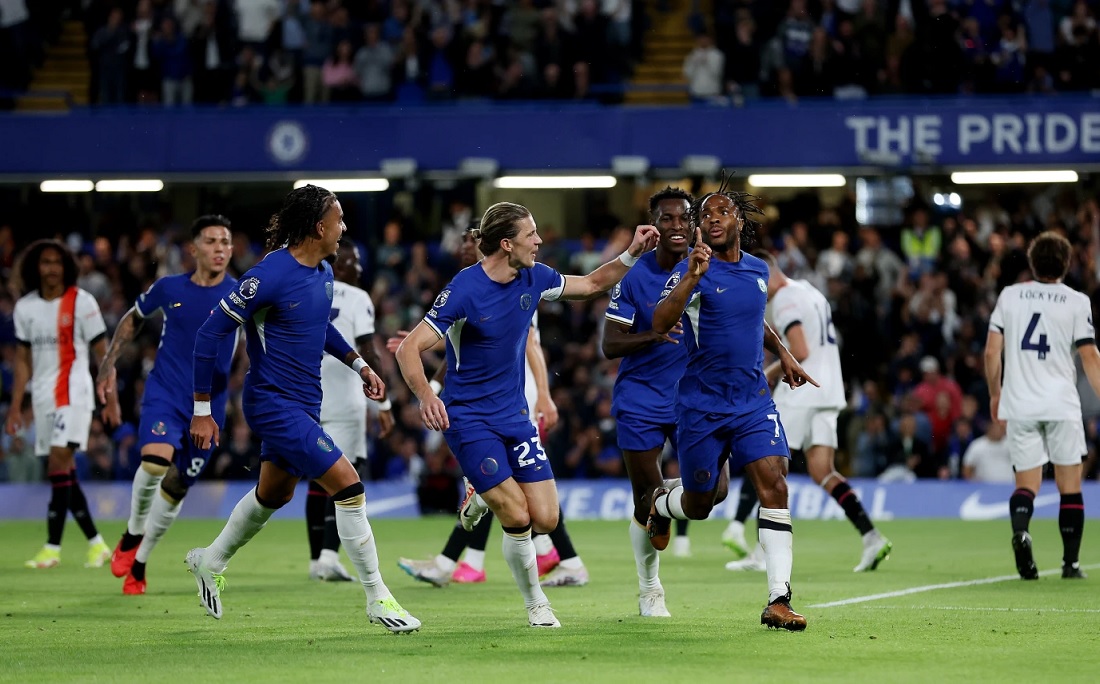 Sterling brilha, Chelsea bate o Luton Town e vence a primeira na