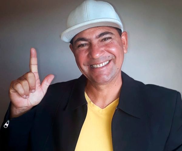 Escanio, humorista baiano que confunde tudo e todos dizendo nada com nada