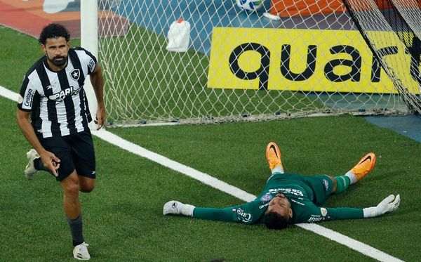 Diego Costa, do Botafogo, comemora o seu segundo gol marcado sobre o Bahia