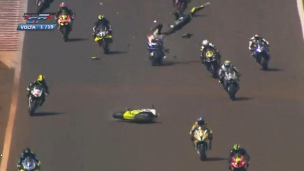 Vídeo: pilotos morrem após acidente em corrida de moto no PR • DOL