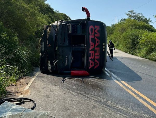 Ônibus que transportava a cantora Maria Clara e equipe tomba em rodovia de Alagoas - Reprodução das Redes Sociais