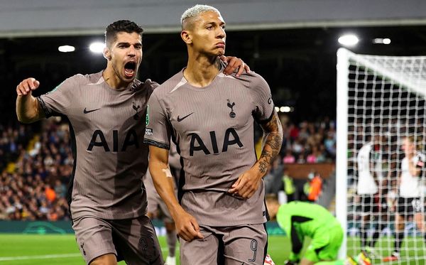 Richarlison comemora com Manor Solomon o gol pelo Tottenham