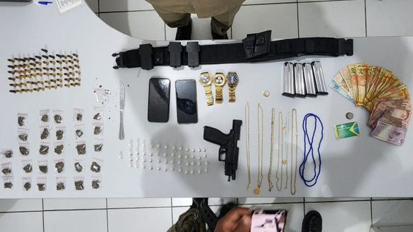 Drogas, armas e outros objetos foram apreendidos