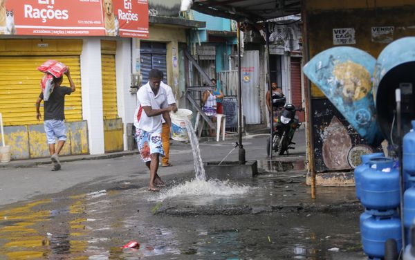 Moradores limpam local onde homem foi morto a tiros no final de linha do IAPI