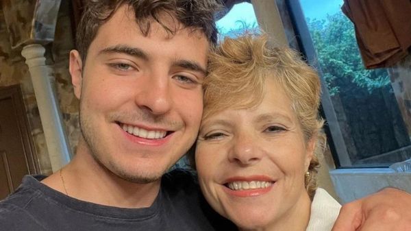 Rose Miriam posta fotos com o filho após briga pela herança de Gugu por Reprodução