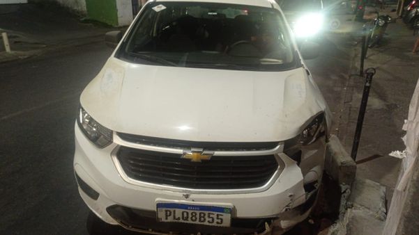 Vítima morreu dentro do carro