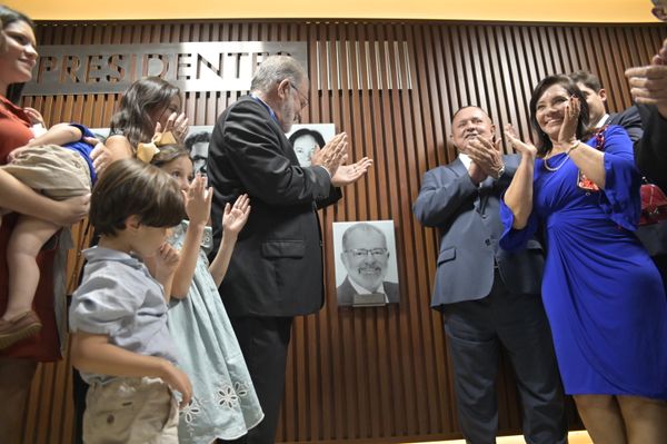 Além de comenda, ex-deputado ganhou imagem na galeria de presidentes da Alba