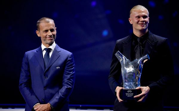 Haaland com o prêmio de melhor jogador da Europa, ao lado de Aleksander Ceferin, presidente da UEFA