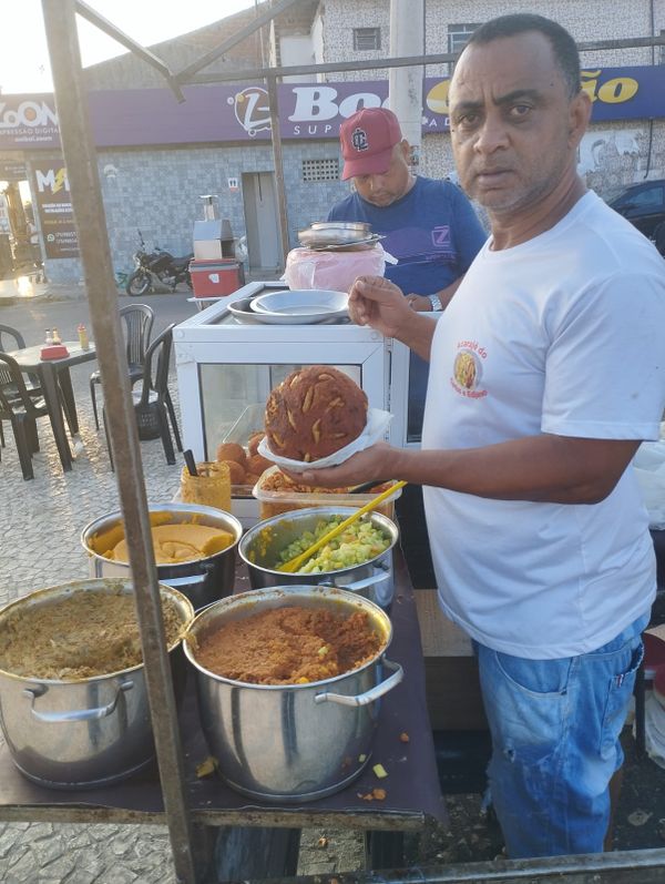 Carlos Gomes dos Santos prepara acarajé de 2kg em Paulo Afonso