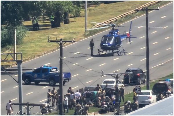 Helicóptero pousou na Paralela