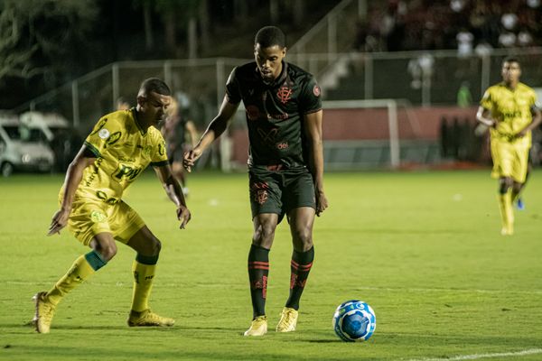 Iury Castilho com a camisa do Vitória por VICTOR FERREIRA / ECV