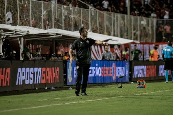 Técnico Léo Condé orienta o Vitória durante jogo contra o Mirassol, no Barradão