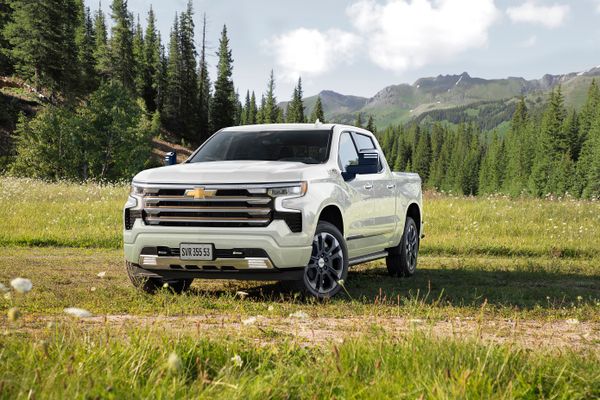 No Brasil, a Chevrolet Silverado concorre com Ford F-150 e Ram 1500