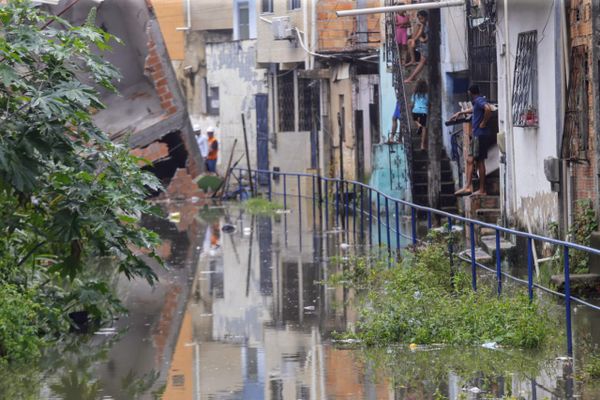 Escombros bloquearam a passagem do canal e ele transbordou