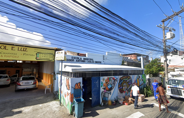 Escola Professor Antônio Carlos Onofre, próxima à entrada do Alto das Pombas