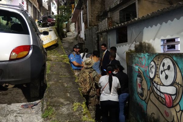 Familiares de sequestradores conversam com advogados 