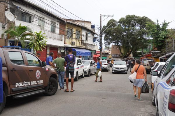 Famílias deixaram as localidades com sacolas e malas de mão