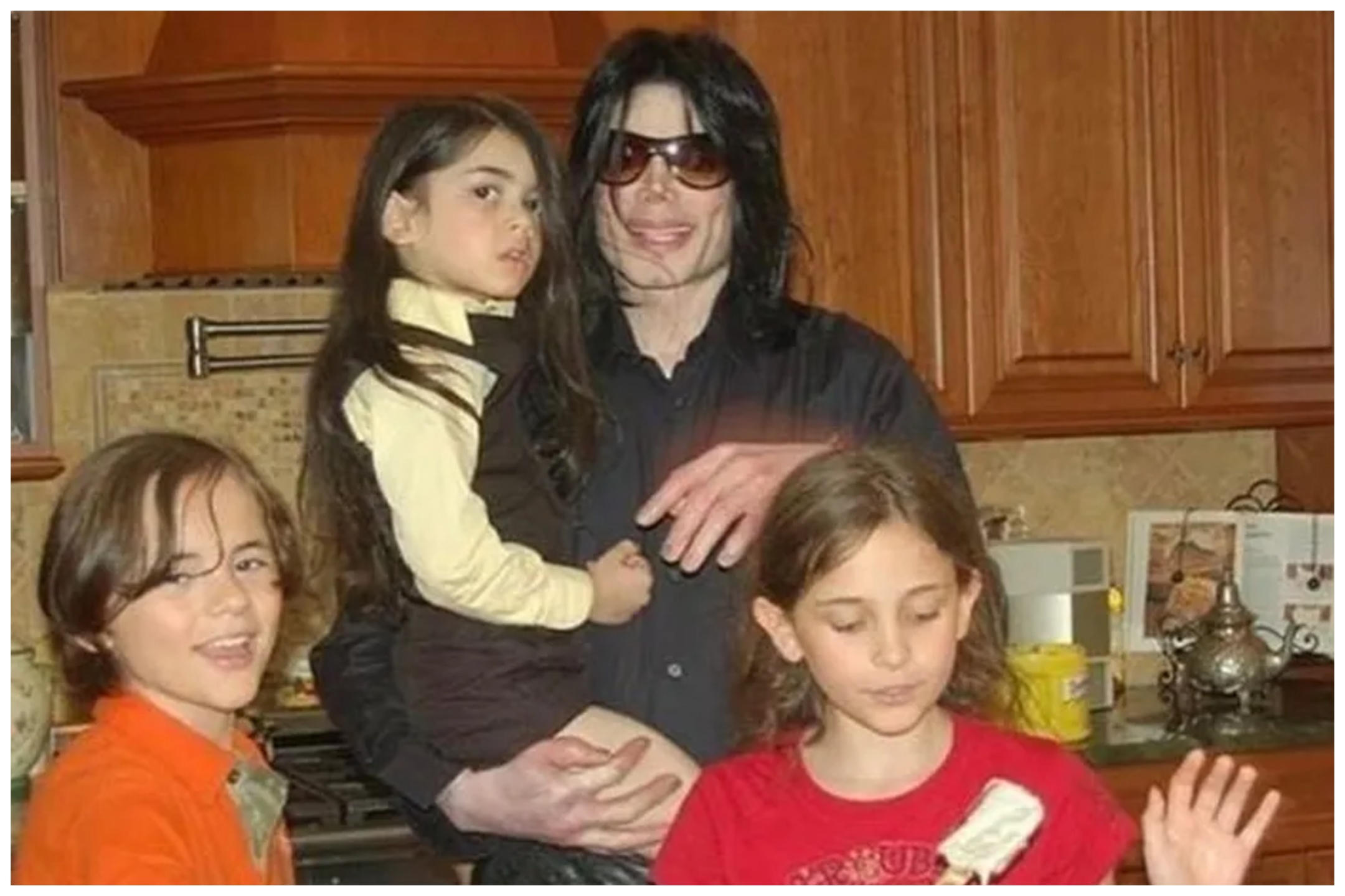 Michael Jackson e os filhos Paris, Prince e Prince Michael por reprodução