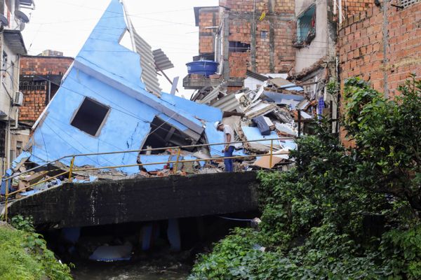 Prédio foi construído sobre córrego