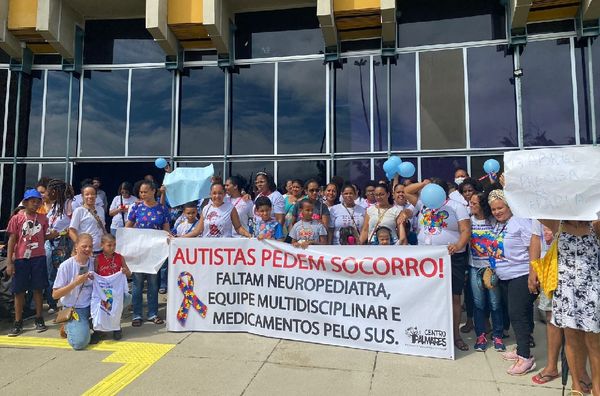 Familiares de jovens com autismo em protesto na porta da Sesab