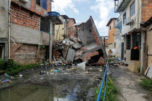 Imóvel desabou no domingo (03)