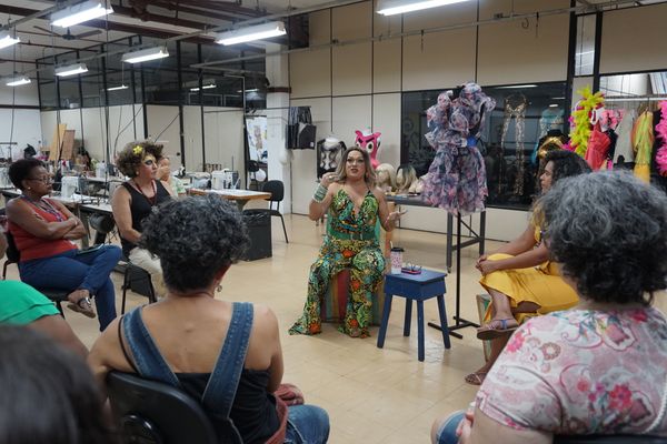 Rainha Loulou ministra oficina no Centro Técnico do Teatro Castro Alves