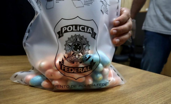 Ele foi encaminhado ao Pronto Socorro, onde começou a expelir a droga 