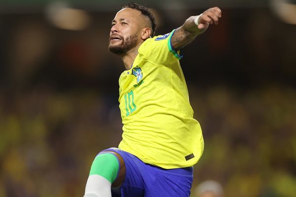 Neymar comemora com um soco no ar, em alusão a Pelé