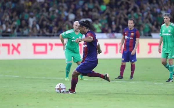 Ronaldinho Gaúcho durante o jogo do Barça Legends contra os veteranos do Maccabi Tel Aviv por Barcelona/Divulgação