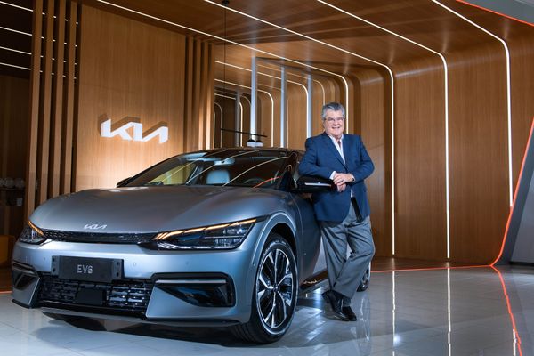José Luiz Gandini, presidente da Kia do Brasil, com o carro elétrico EV6