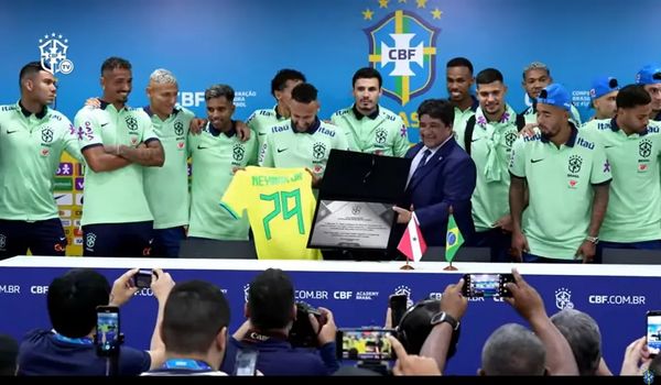 Neymar recebeu homenagem
