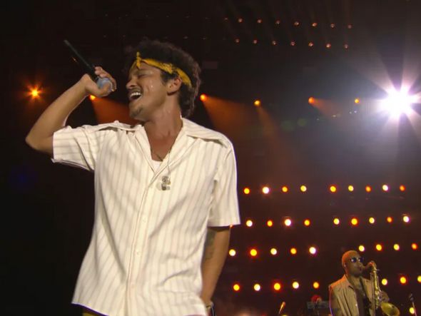 Imagem - Bruno Mars sobe ao palco com raquete elétrica em Brasília: 'Insetos por toda parte'