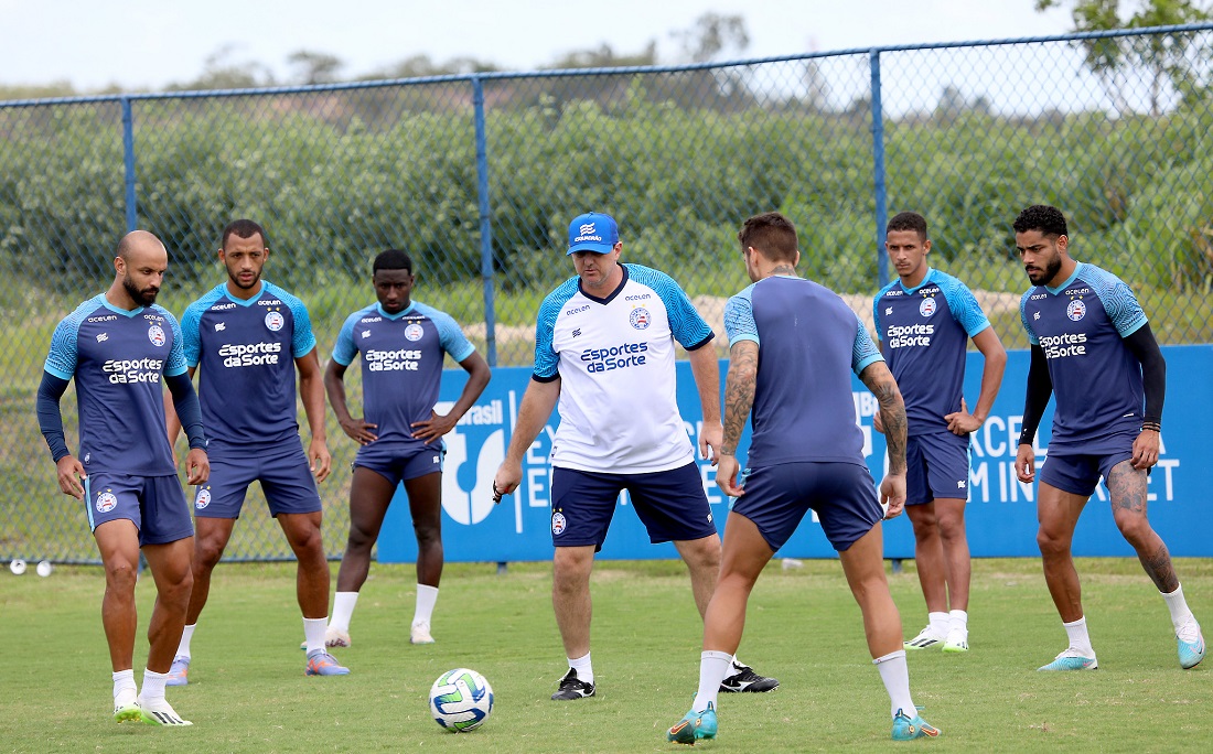 Goleiros do Bahia treinam cobranças de falta em trabalho com Rogério Ceni 