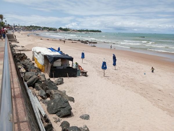Atualmente,  os equipamentos ficam guardados em contêineres ou estruturas improvisadas na própria areia da praia