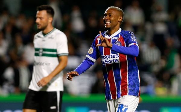 Ademir no jogo do Bahia contra o Coritiba por Felipe Oliveira/EC Bahia