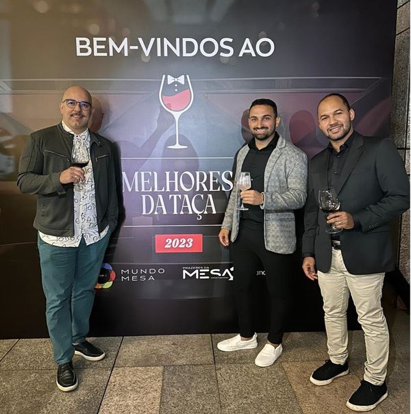 Jonatan Albuquerque, sócio proprietário e bartender responsável pela carta de drinks da casa, junto com os outros dois sócios  Edno Alves e Pedro Magalhães, durante a premiação