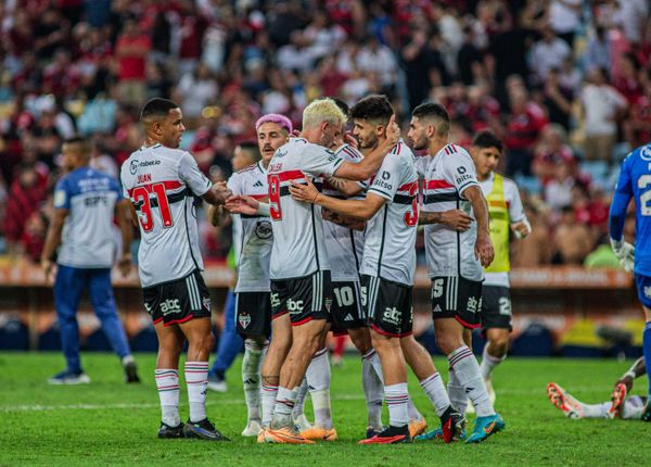 Elenco são paulino comemora vitória após apito final no Maracanã