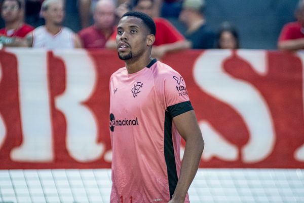 Iury Castilho com a camisa do Vitória por VICTOR FERREIRA / ECV