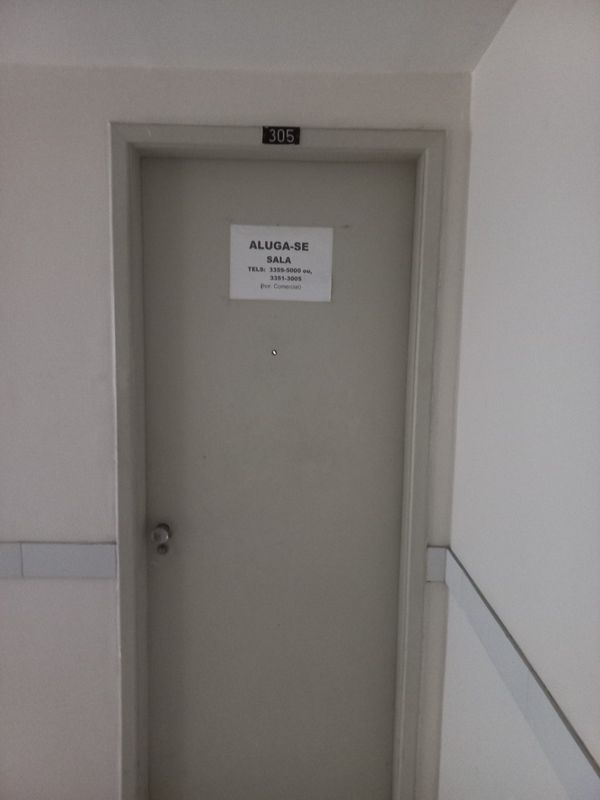 Sala onde deveria ser a sede da Estrelar e da Tamy Produções está fechada e com placa de aluga-se na porta 