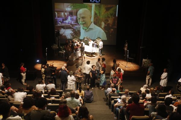 Amigos e admiradores se despediram de Déda no mesmo palco em que ele atuou pela última vez, em2019