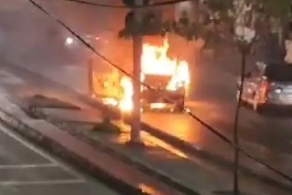 Carro pegou fogo na Suburbana