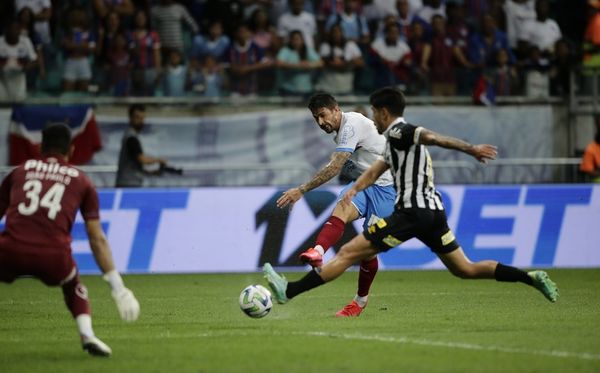Contra o Santos, Everaldo tinha Thaciano livre, mas preferiu arriscar e teve o chute desviado