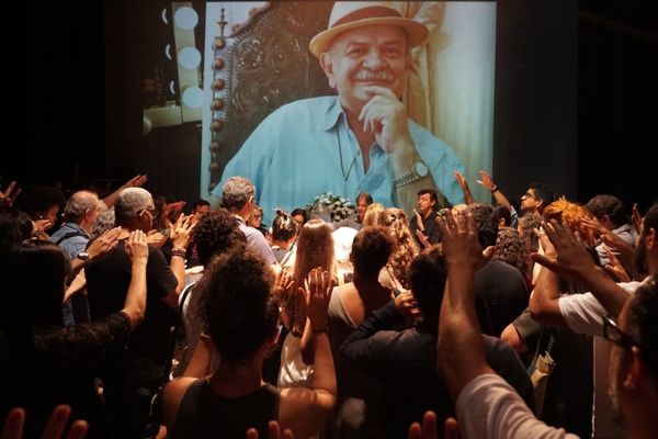 O corpo de Harildo Déda foi velado no Teatro Martim Gonçalves e depois levado para Aracaju, local do sepultamento